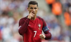 开云体育官方网站-引擎轰鸣之夜，爱德华兹攻防两端的统治艺术