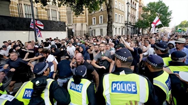 实时：各队拼尽全力角逐，场面混乱搏杀的简单介绍