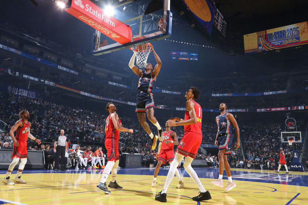 战火再次点燃，球场上篮下激烈争夺胜负未定的简单介绍