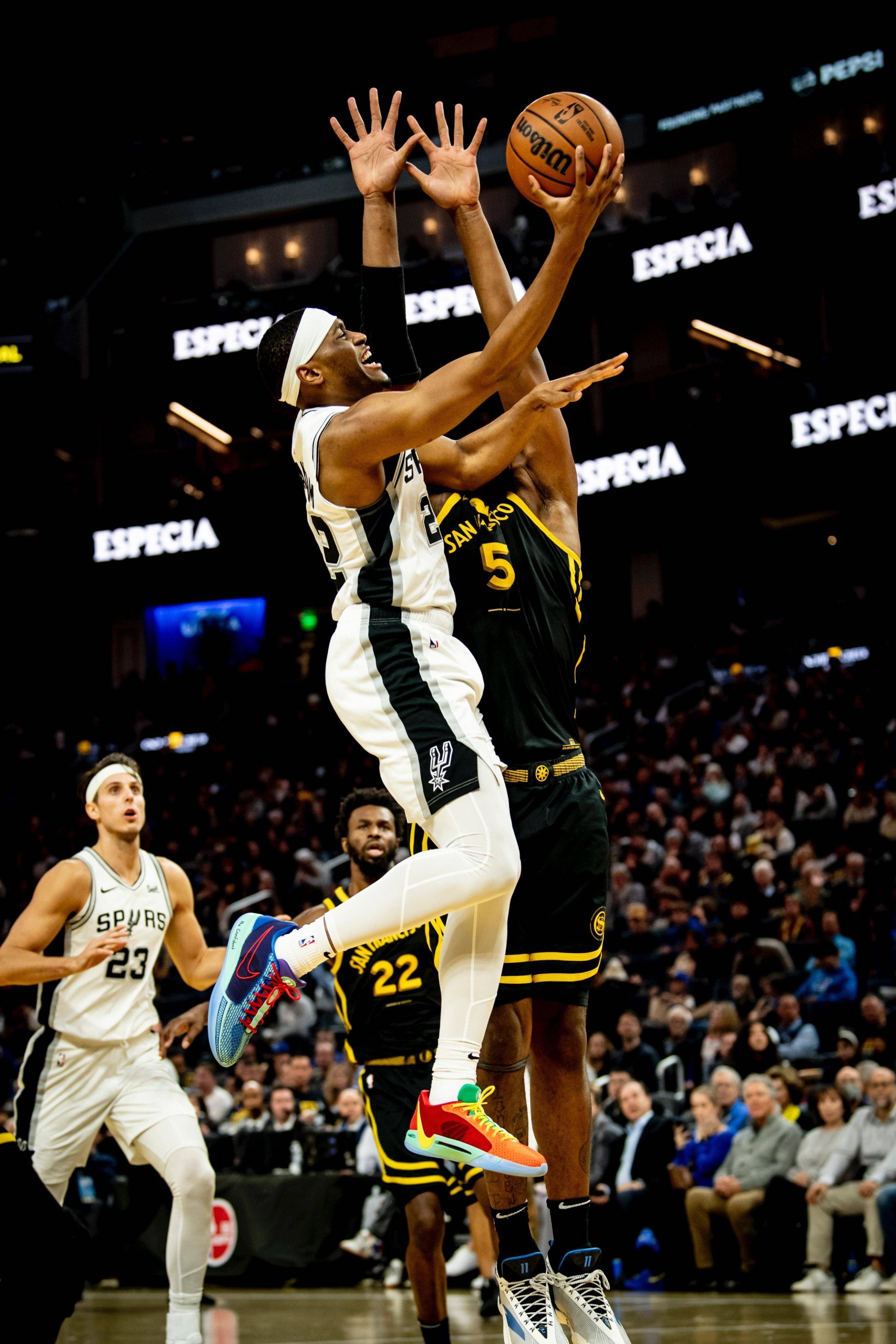 马刺疲软连败,主帅苦思改变错综复杂 马刺疲软连败,主帅苦思改变错综复杂