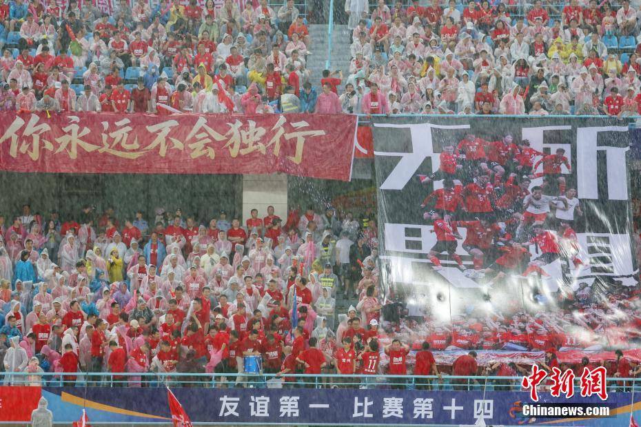 包含国内外球队激战频现，赛场氛围热烈的词条