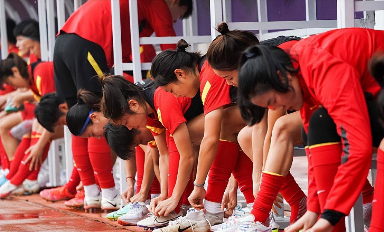 女足队员备战晨练，状态饱满的简单介绍