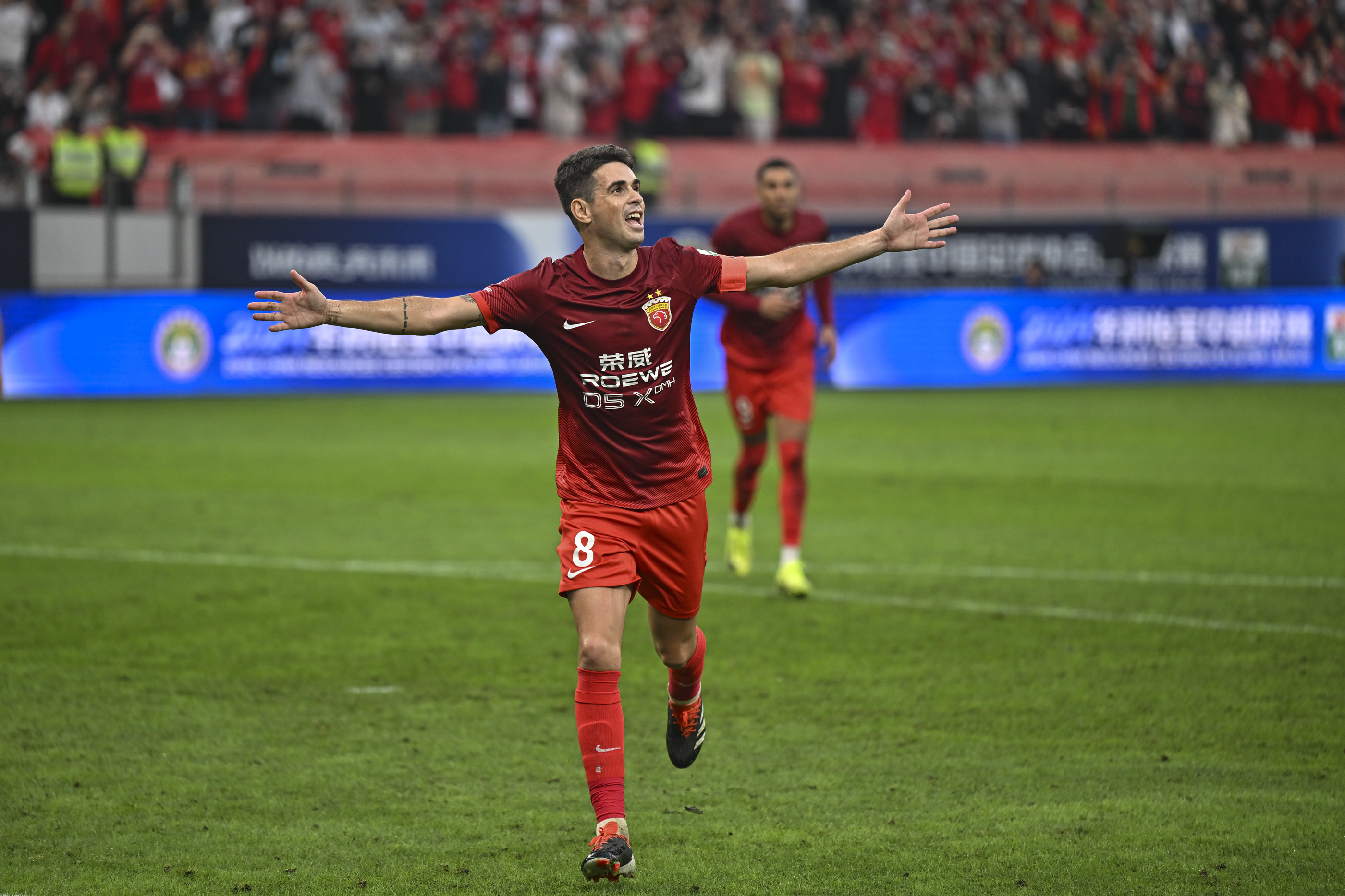 上海上港队在比赛中表现出色，取得胜利的简单介绍